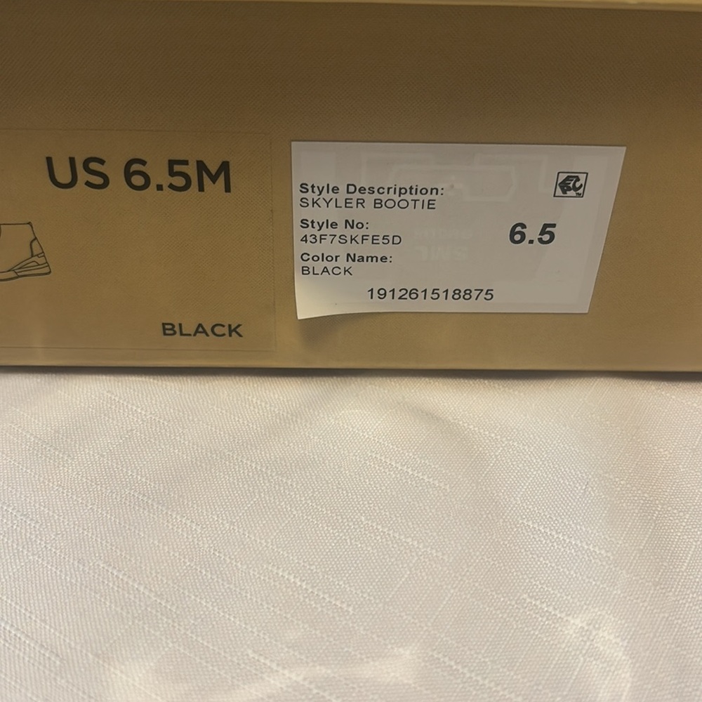 MICHAEL KORS SKYLER BOOTIE - Picture 11 of 11